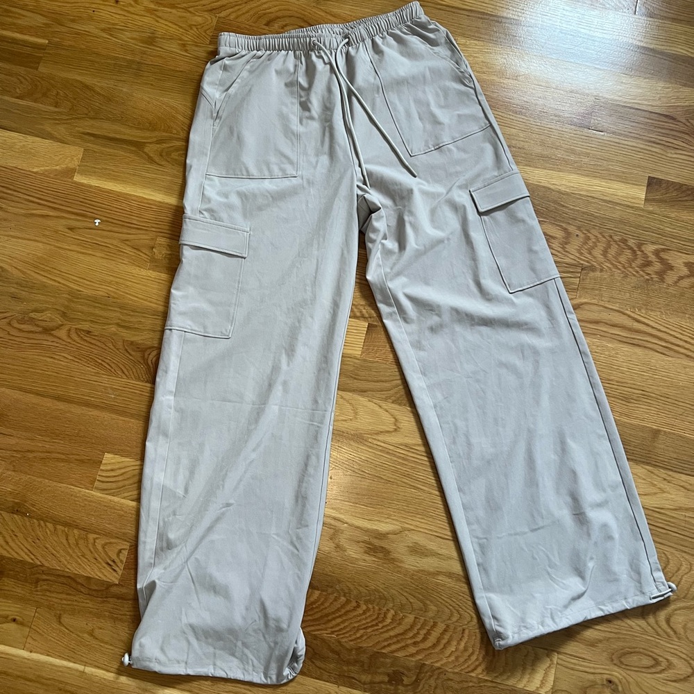 Gilly Hicks Cargo swishy pants. Size Small